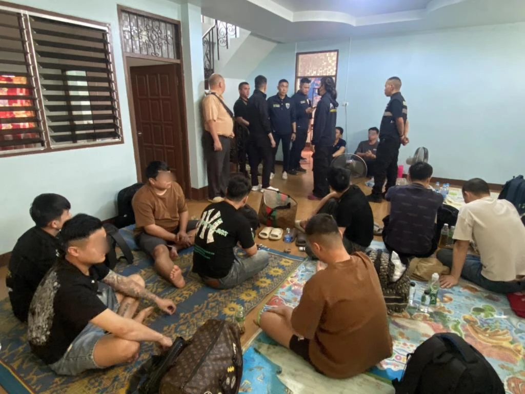 ตม.เชียงรายจับ 11 ชาวจีน ลักลอบเข้าเมือง ซ่อนตัวบ้านเช่าแม่สาย