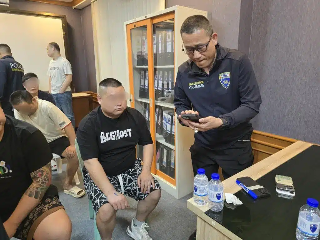 ตม.เชียงรายจับ 11 ชาวจีน ลักลอบเข้าเมือง ซ่อนตัวบ้านเช่าแม่สาย