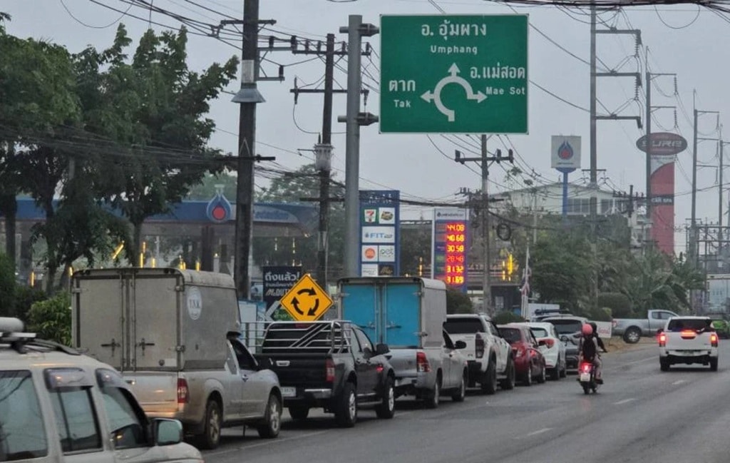 ปั๊มน้ำมันชายแดนแม่สอดรถติดยาว ก่อนปรับขึ้นราคาน้ำมัน