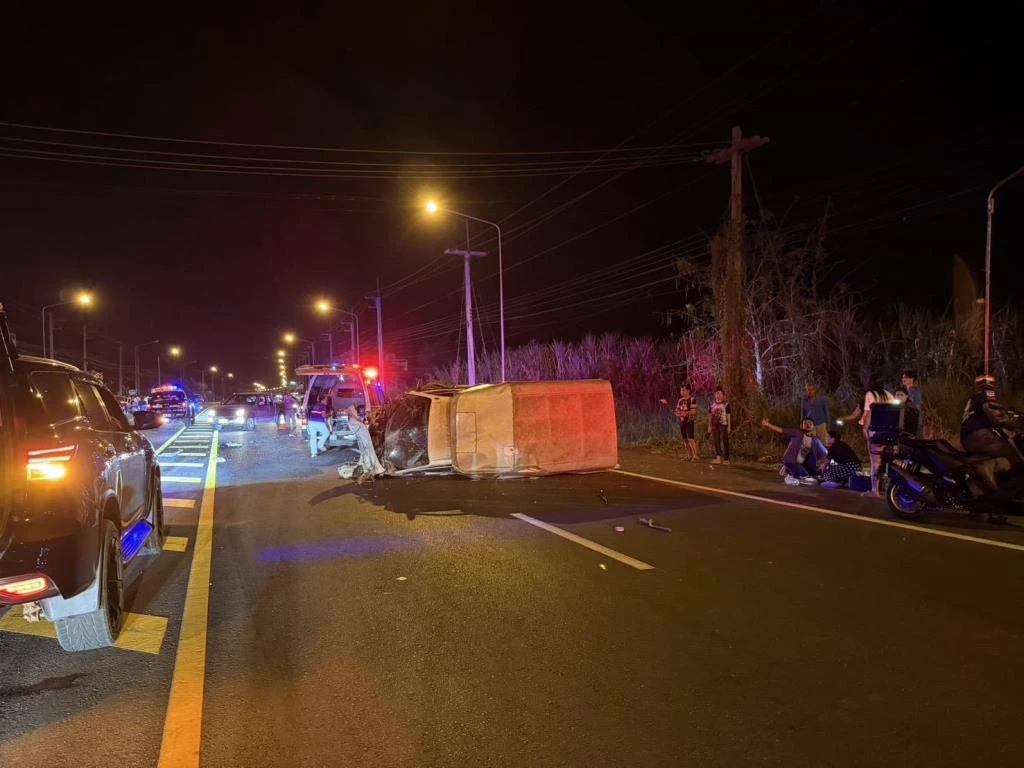 รถกระบะที่ขับมาด้วยความเร็วสูงชนกับรถยนต์สองคัน ส่งผลให้มีผู้เสียชีวิต 1 ราย และบาดเจ็บหลายราย