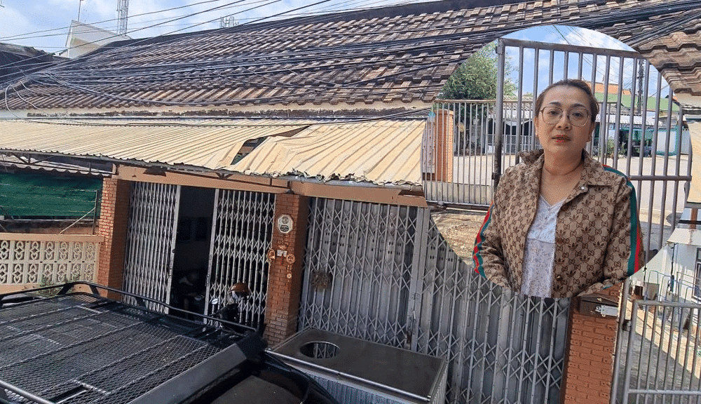 เจ้าของบ้านลำปางกลับบ้านมาพบสายเคเบิลพาดอยู่บนหลังคาบ้าน