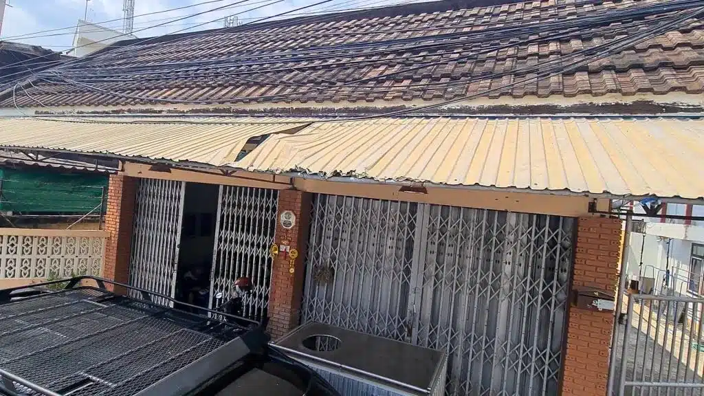 เจ้าของบ้านลำปางกลับบ้านมาพบสายเคเบิลพาดอยู่บนหลังคาบ้าน