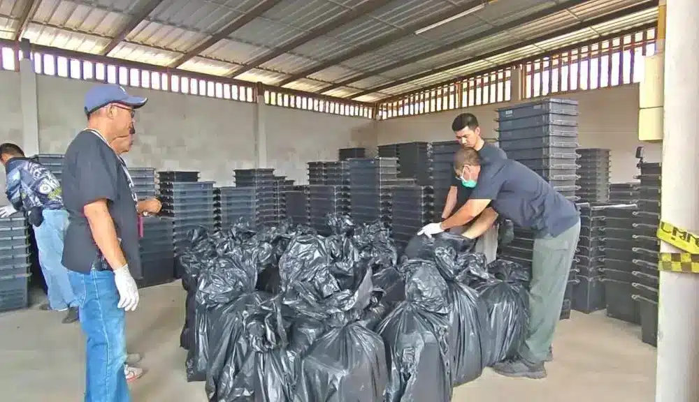 ตำรวจในจังหวัดแพร่ต่างตกตะลึงเมื่อพบถุงพลาสติกสีดำ 40 ถุง บรรจุยาเมทแอมเฟตามีนกว่า 8 ล้านเม็ด