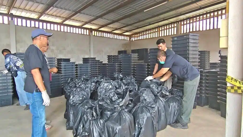 ตำรวจในจังหวัดแพร่ต่างตกตะลึงเมื่อพบถุงพลาสติกสีดำ 40 ถุง บรรจุยาเมทแอมเฟตามีนกว่า 8 ล้านเม็ด