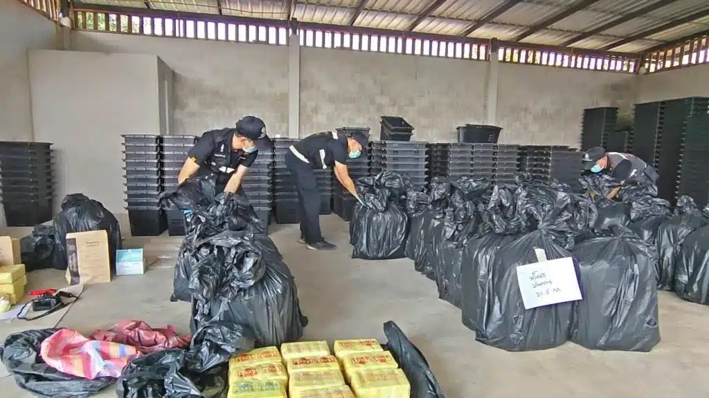 ตำรวจในจังหวัดแพร่ต่างตกตะลึงเมื่อพบถุงพลาสติกสีดำ 40 ถุง บรรจุยาเมทแอมเฟตามีนกว่า 8 ล้านเม็ด