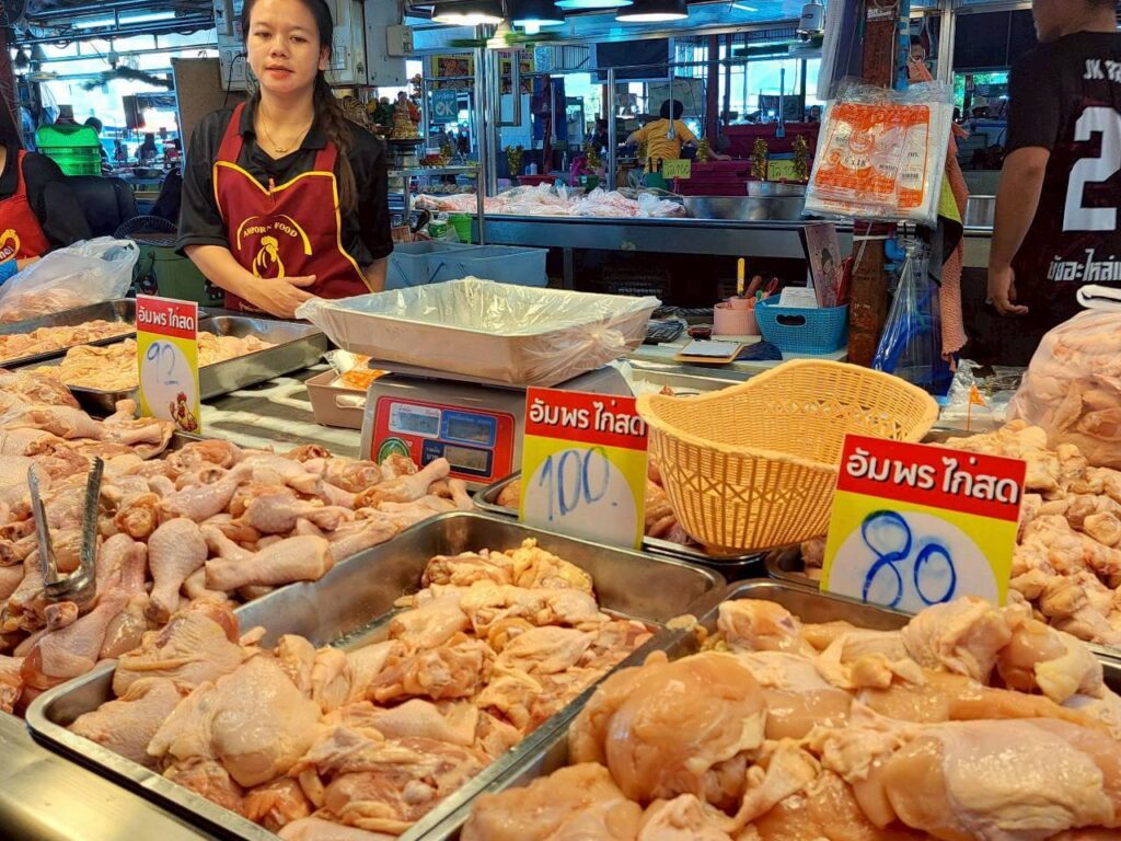 กรมการค้าเชียงรายตรวจสอบตลาดลานเมืองเพื่อติดตามราคาสินค้า