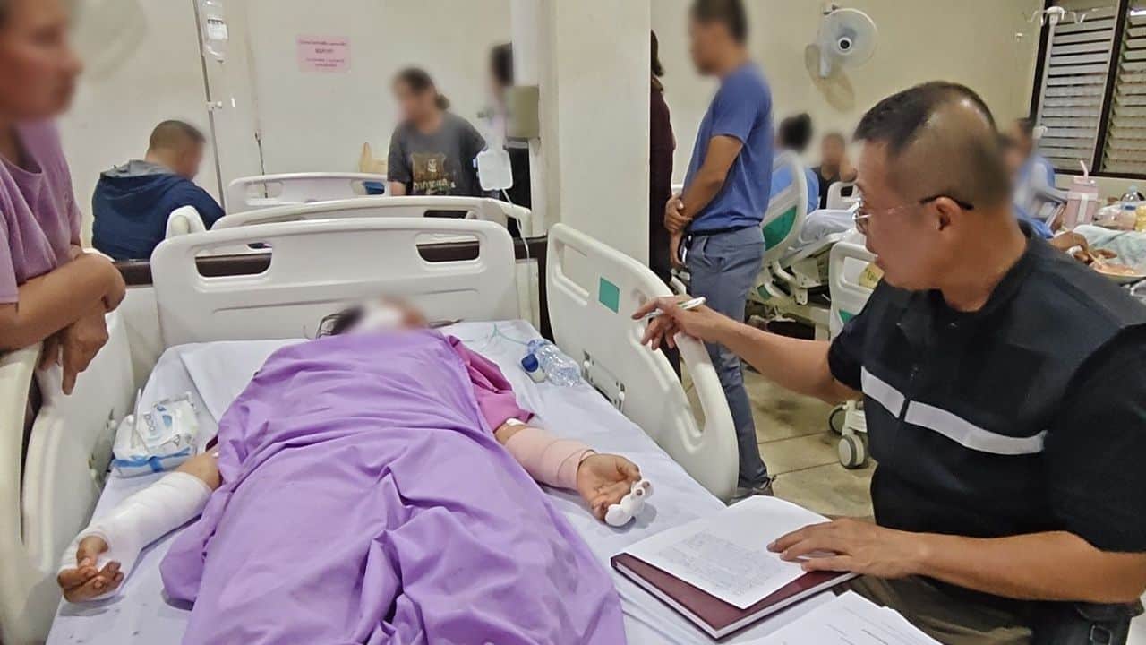 แม่และลูกสาววัย 16 ปีถูกชายคลุ้มคลั่งทำร้ายอย่างโหดเหี้ยมด้วยมีดพร้า