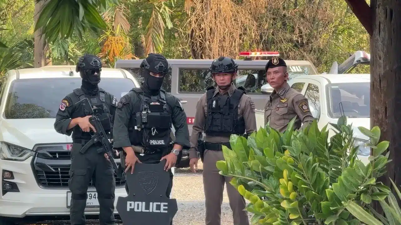 ชายคนหนึ่งเปิดฉากยิงใส่ตำรวจ ทำให้มีผู้บาดเจ็บสองคน ก่อนจะหลบหนีไปโดยรถยนต์ที่พุ่งชนลงไปในสระน้ำ