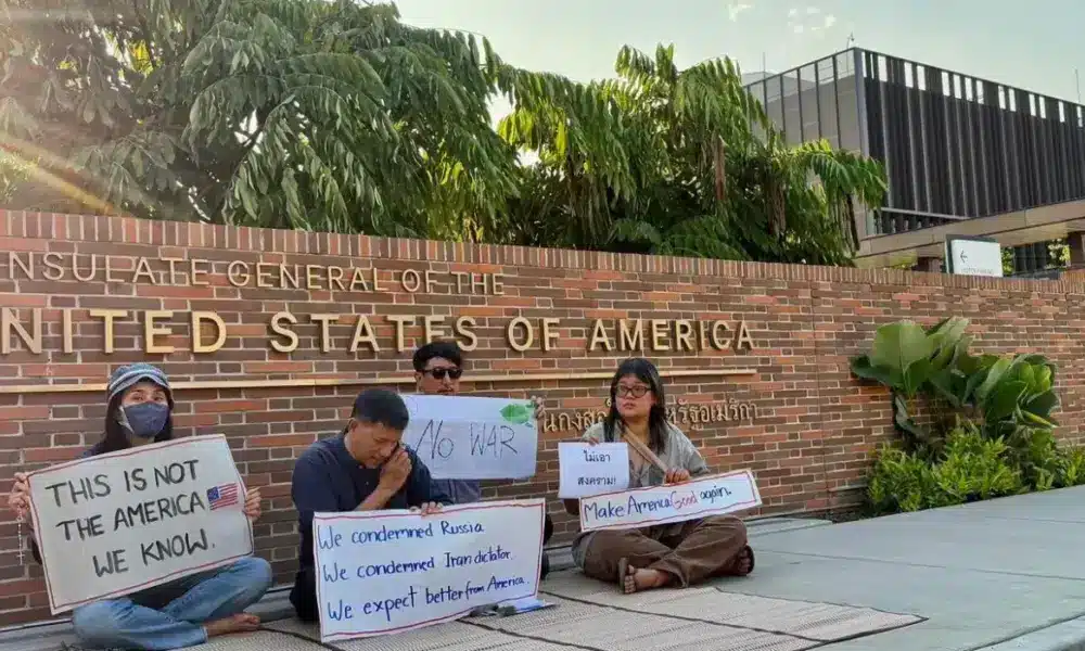 กลุ่มนักกิจกรรมชุมนุมประท้วงหน้าสถานกงสุลสหรัฐฯ ในจังหวัดเชียงใหม่ เรียกร้องให้ยุติสงครามกับอิหร่าน