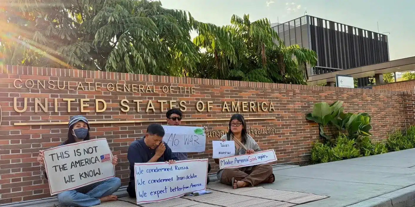 กลุ่มนักกิจกรรมชุมนุมประท้วงหน้าสถานกงสุลสหรัฐฯ ในจังหวัดเชียงใหม่ เรียกร้องให้ยุติสงครามกับอิหร่าน