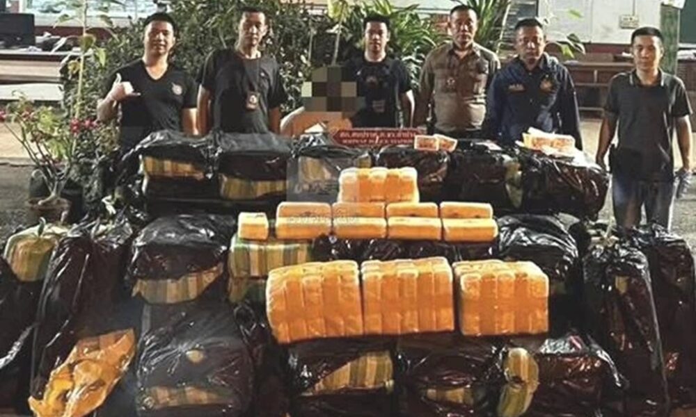 ตำรวจจับกุมวัยรุ่นชายคนหนึ่งในข้อหาลักลอบขนยาบ้าจำนวน 8 ล้านเม็ดในจังหวัดลำปาง