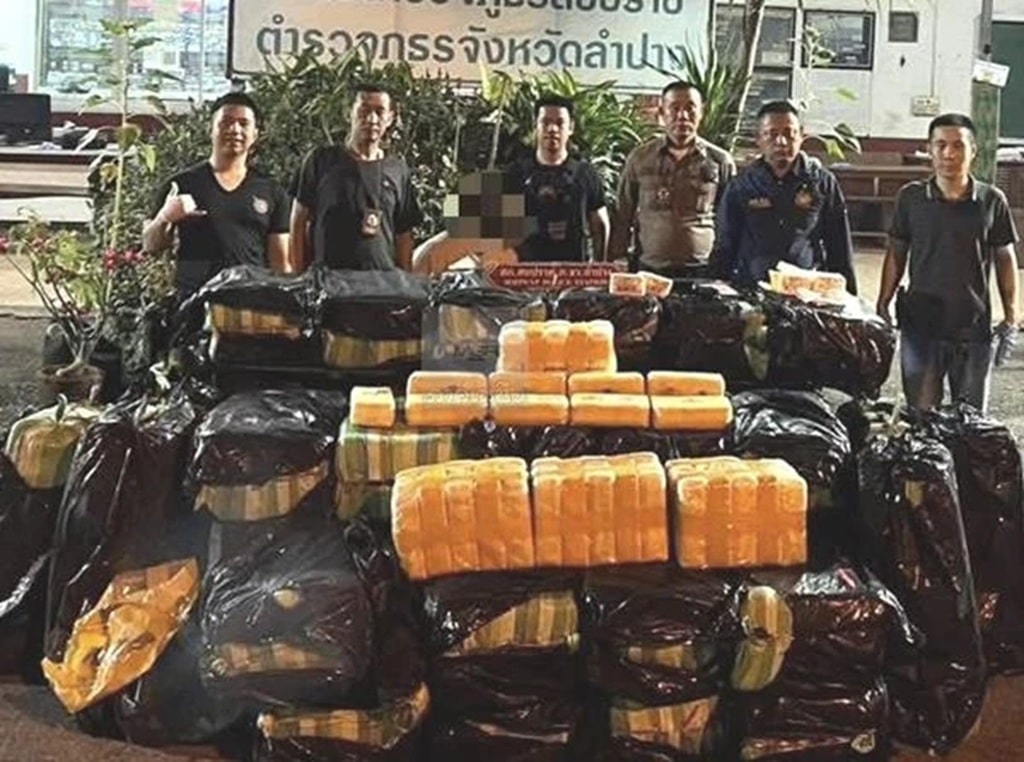 ตำรวจจับกุมวัยรุ่นชายคนหนึ่งในข้อหาลักลอบขนยาบ้าจำนวน 8 ล้านเม็ดในจังหวัดลำปาง
