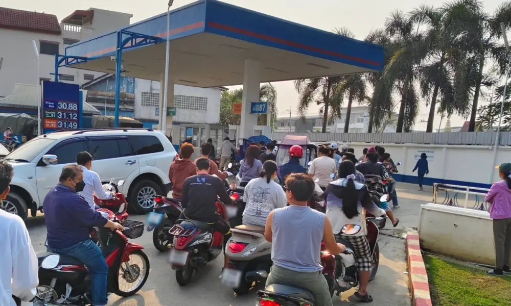 สถานีบริการน้ำมันเชียงรายพบแถวยาวเหยียดเนื่องจากความตื่นตระหนกเรื่องการขาดแคลนน้ำมัน