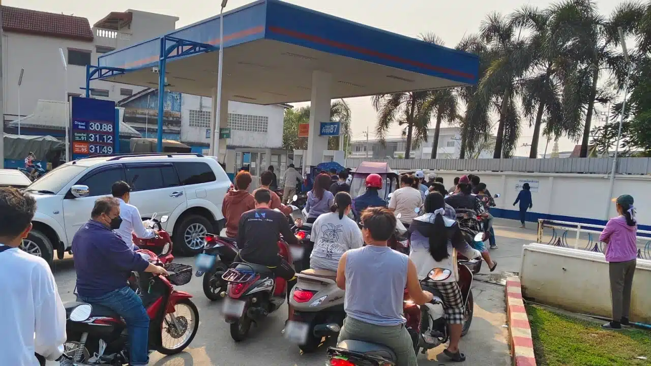 สถานีบริการน้ำมันเชียงรายพบแถวยาวเหยียดเนื่องจากความตื่นตระหนกเรื่องการขาดแคลนน้ำมัน