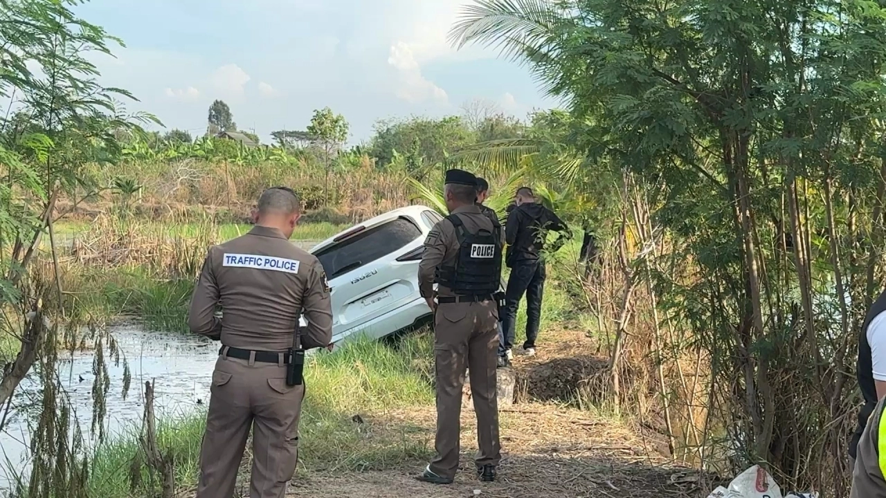 ชายคนหนึ่งเปิดฉากยิงใส่ตำรวจ ทำให้มีผู้บาดเจ็บสองคน ก่อนจะหลบหนีไปโดยรถยนต์ที่พุ่งชนลงไปในสระน้ำ