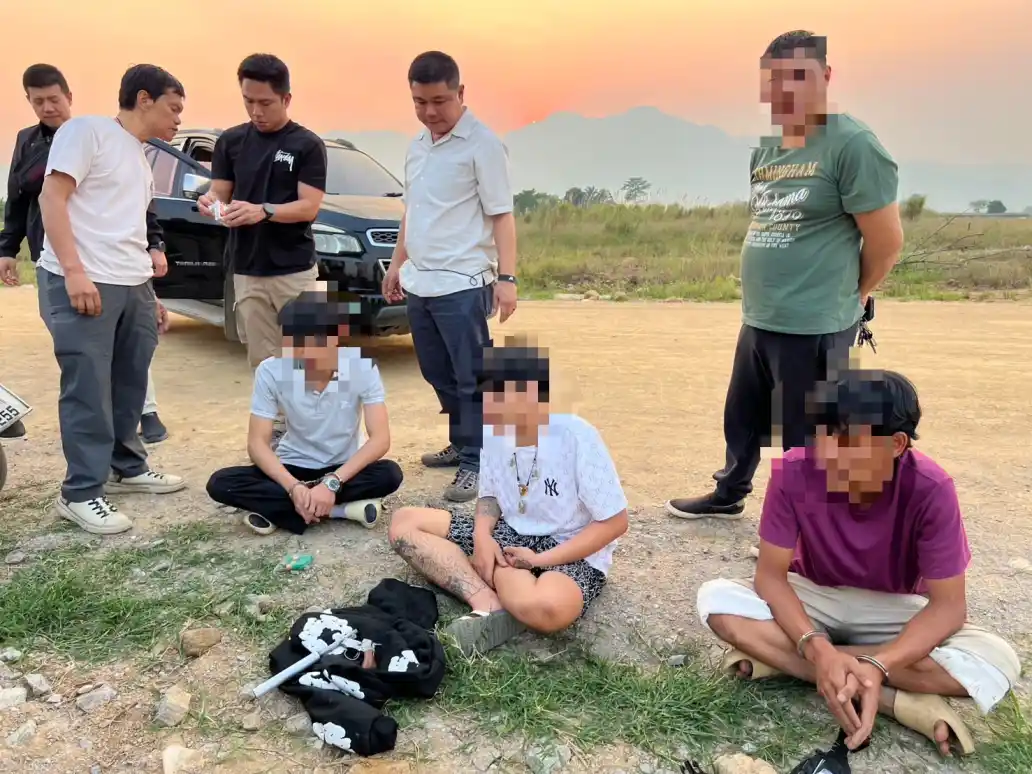 เจ้าหน้าที่พบวัยรุ่น 6 คน พร้อมปืนทำเองและกระสุนปืน ในแม่สาย จังหวัดเชียงราย