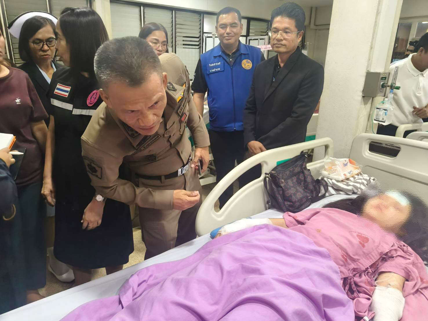 แม่และลูกสาววัย 16 ปีถูกชายคลุ้มคลั่งทำร้ายอย่างโหดเหี้ยมด้วยมีดพร้า