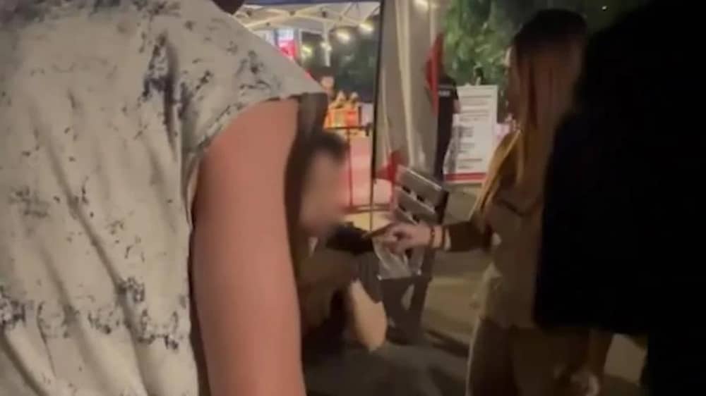 ตำรวจจับกุมคนโรคจิตแอบถ่ายรูปในห้องน้ำชายที่ลำปาง