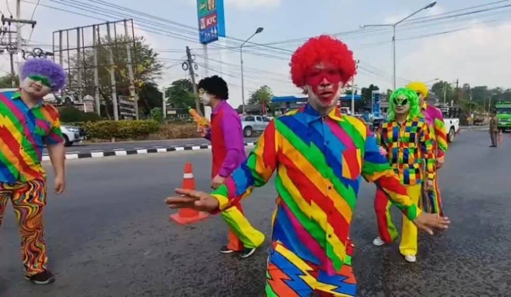 เจ้าหน้าที่ตำรวจสวมชุดประจำชาติยโสธรเพื่อรณรงค์ต่อต้านการเมาแล้วขับในช่วงเทศกาลสงกรานต์ 7 วันอันตราย ปี 2026