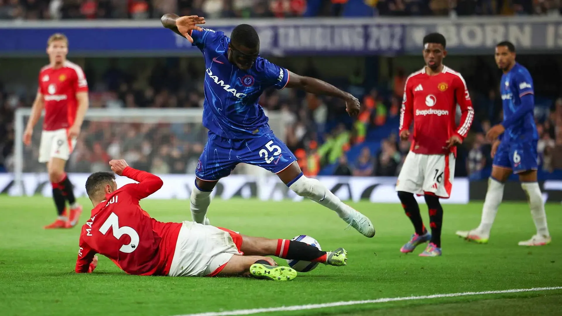 "ผีแดง" เฉือน "สิงห์บลูส์" 1-0 ทะยานยึดท็อปโฟร์เหนียวแน่น