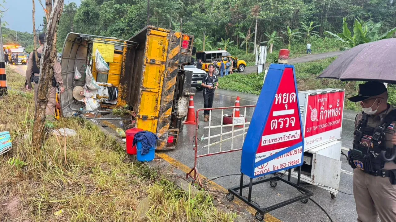 คนงานก่อสร้างทางหลวง 7 คนได้รับบาดเจ็บหลังจากรถบรรทุกพลิคว่ำในจังหวัดเชียงราย