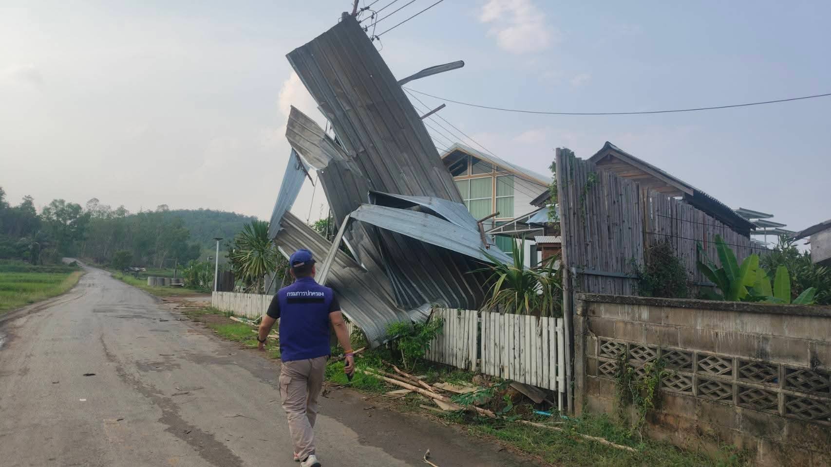 พายุฤดูร้อนรุนแรงถล่มเชียงราย: บ้านเรือนเสียหายและไฟฟ้าดับ