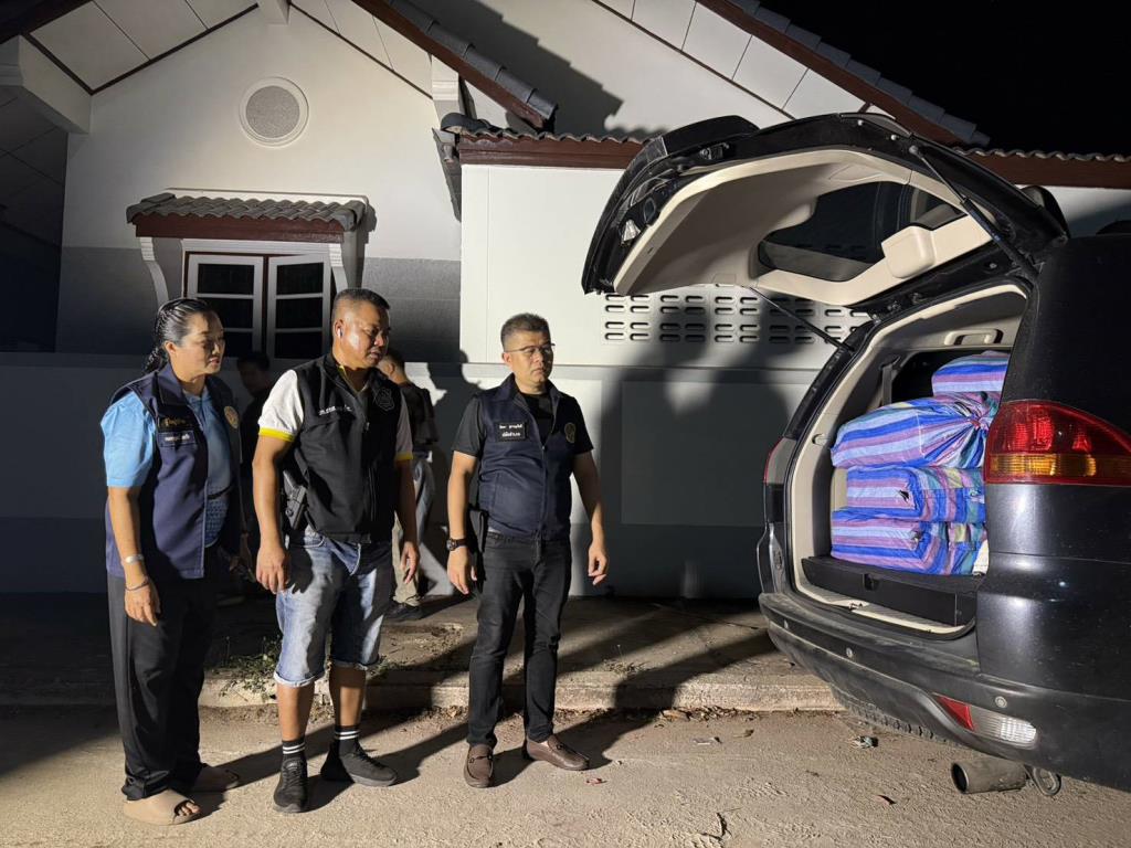 ตำรวจบุกยึด "ไอซ์" 380 กิโลกรัมซุกรถหรูที่พิษณุโลก แต่คนร้ายหนีลอยนวล