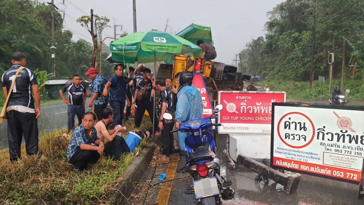 คนงานก่อสร้างทางหลวง 7 คนได้รับบาดเจ็บหลังจากรถบรรทุกพลิคว่ำในจังหวัดเชียงราย