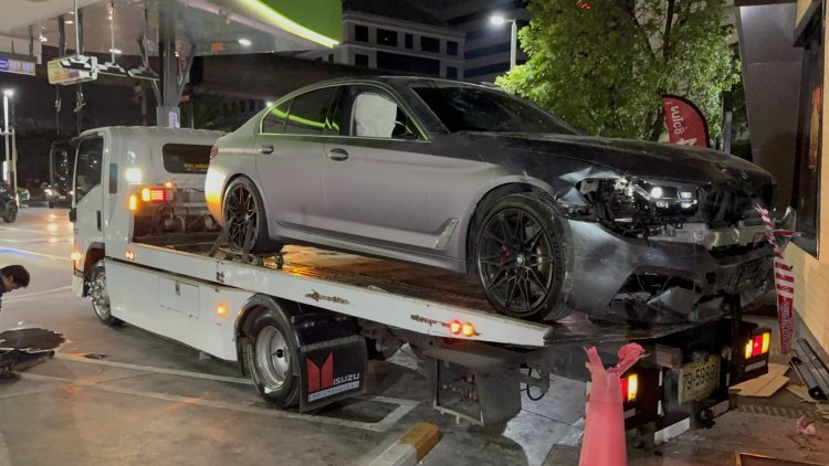 รถ BMW พุ่งชนร้าน KFC ในกรุงเทพฯ