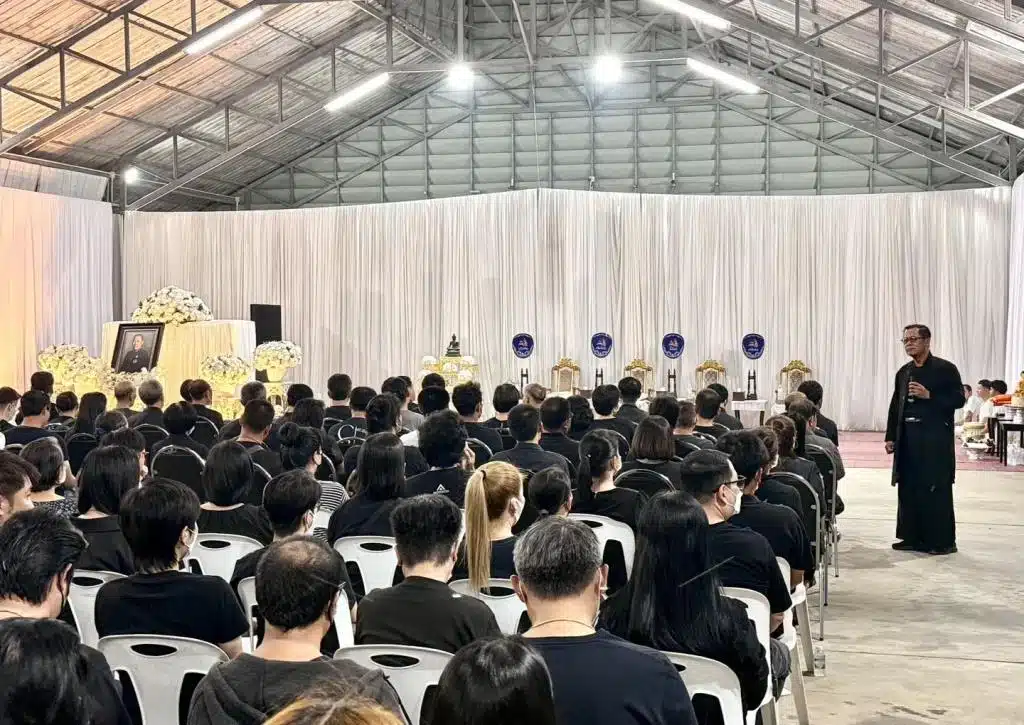 เศร้าสุดๆ! ศิลปินและเพื่อนฝูงมาร่วมพิธีศพ "เอ็มเมืองพาน" ลูกศิษย์คนสนิท "อ.เฉลิมชัย"