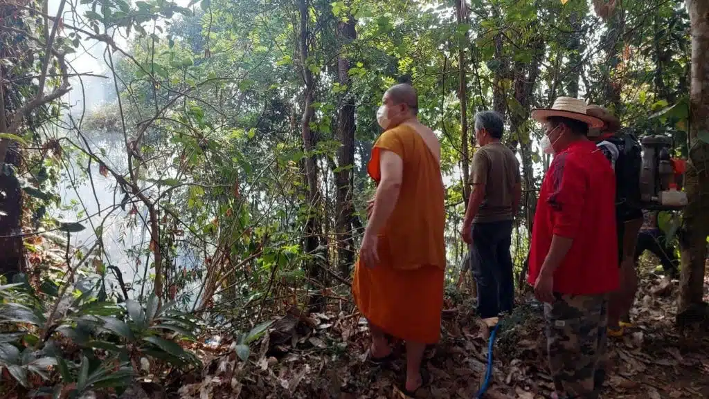 เจ้าหน้าที่ดับเพลิงเร่งดับไฟป่าใกล้กับวัดดอยสุเทพในจังหวัดเชียงใหม่
