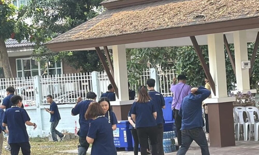 ระทึก! ฝูงผึ้งหลวงแตกรังไล่ต่อยกลางงานดำหัวผู้ว่าฯ เชียงราย บาดเจ็บระนาวนับสิบราย
