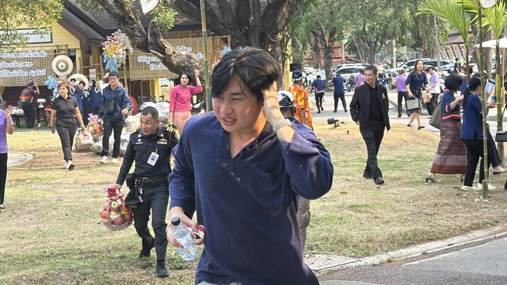 ระทึก! ฝูงผึ้งหลวงแตกรังไล่ต่อยกลางงานดำหัวผู้ว่าฯ เชียงราย บาดเจ็บระนาวนับสิบราย