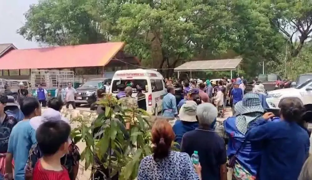 ชาวบ้านในลำปางประท้วง! พวกเขาปิดประตูวัดเพื่อป้องกันการเคลื่อนย้ายอัฐิของ "ครูบาญัต" หลังจากศูนย์ปฏิบัติธรรมชื่อดังแห่งหนึ่งอ้างสิทธิ์ความเป็นเจ้าของร่างของท่าน