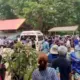 ชาวบ้านในลำปางประท้วง! พวกเขาปิดประตูวัดเพื่อป้องกันการเคลื่อนย้ายอัฐิของ "ครูบาญัต" หลังจากศูนย์ปฏิบัติธรรมชื่อดังแห่งหนึ่งอ้างสิทธิ์ความเป็นเจ้าของร่างของท่าน
