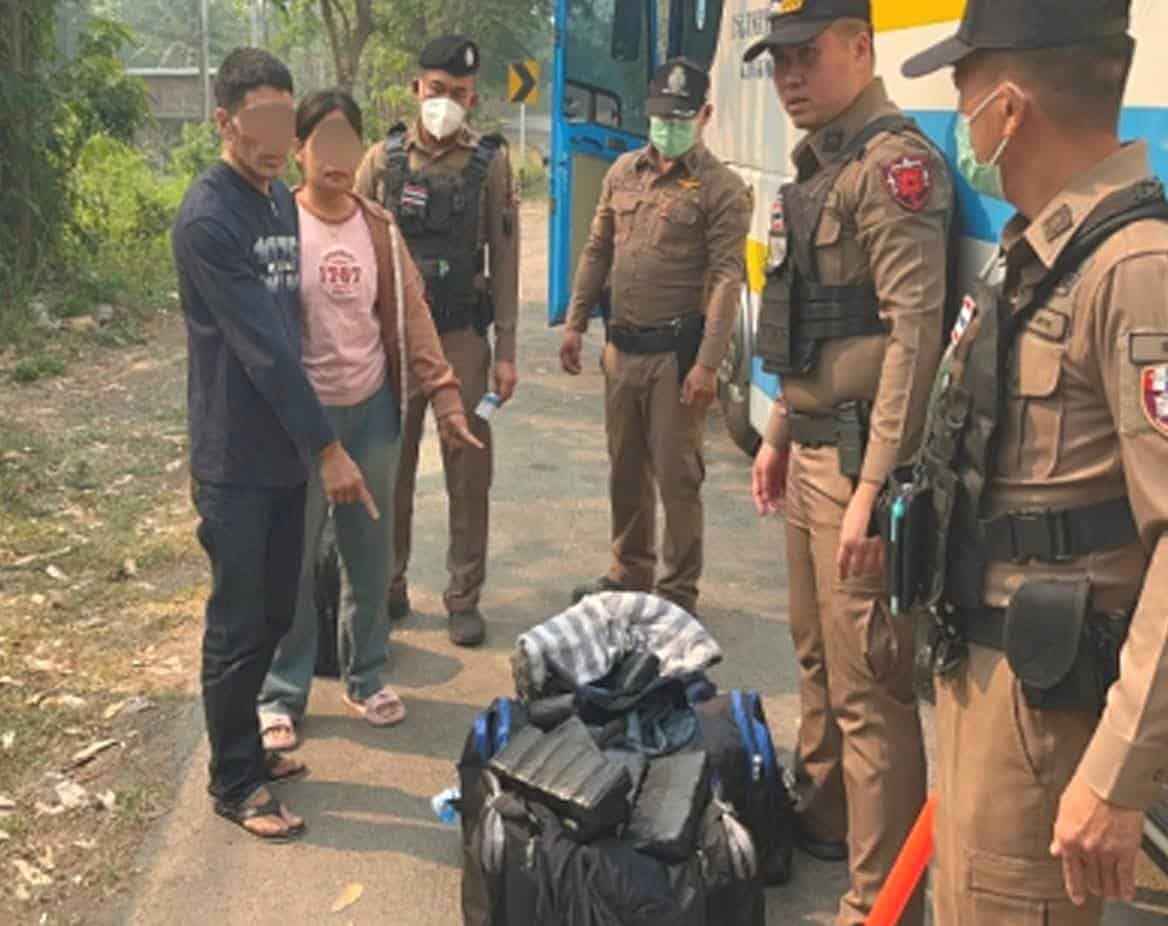 คู่สามีภรรยาถูกจับกุมในข้อหาลักลอบขนยาเมทแอมเฟตามีน 350,000 เม็ด บนรถโดยสารประจำทางที่วิ่งจากเชียงรายไปกรุงเทพฯ