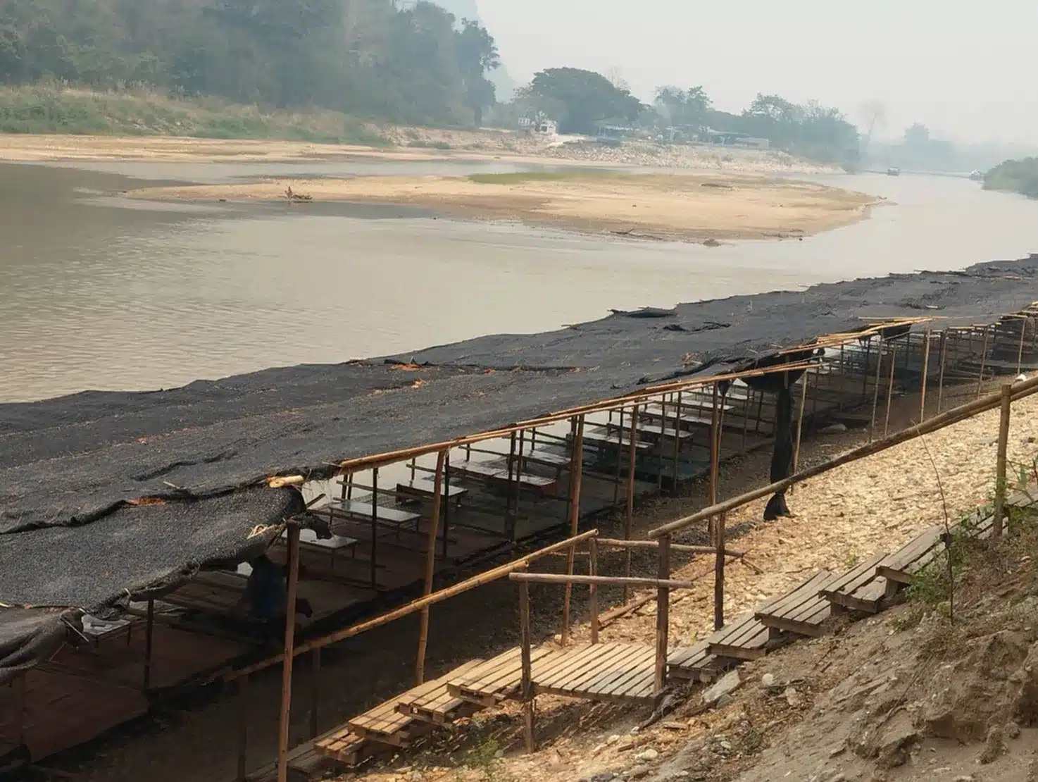 ชายหาดริมแม่น้ำเชียงรายที่เคยคึกคักกลับเงียบเหงาในวันสงกรานต์