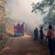เจ้าหน้าที่ดับเพลิงเร่งดับไฟป่าใกล้กับวัดดอยสุเทพในจังหวัดเชียงใหม่