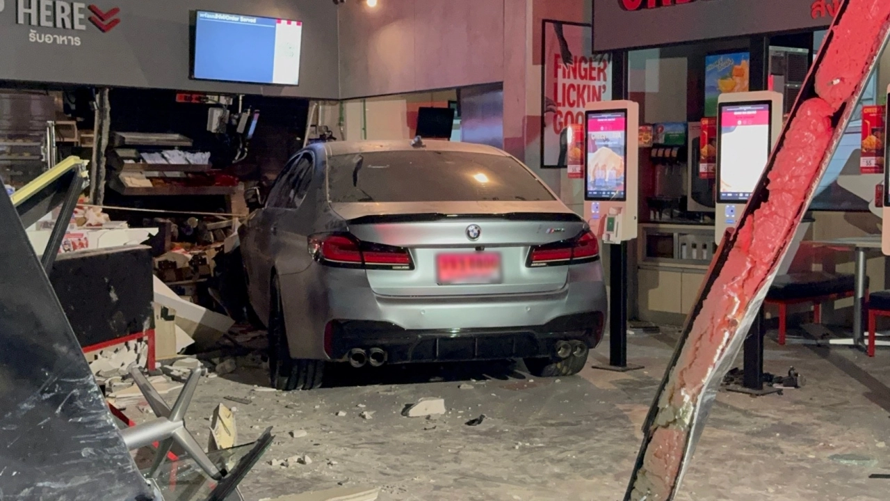 รถ BMW พุ่งชนร้าน KFC ในกรุงเทพฯ