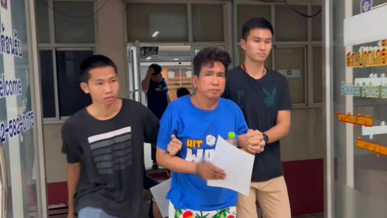 ตำรวจตั้งข้อหาฆาตกรรมเจ้าของร้านตัดผมและภรรยาสองคนของเขา