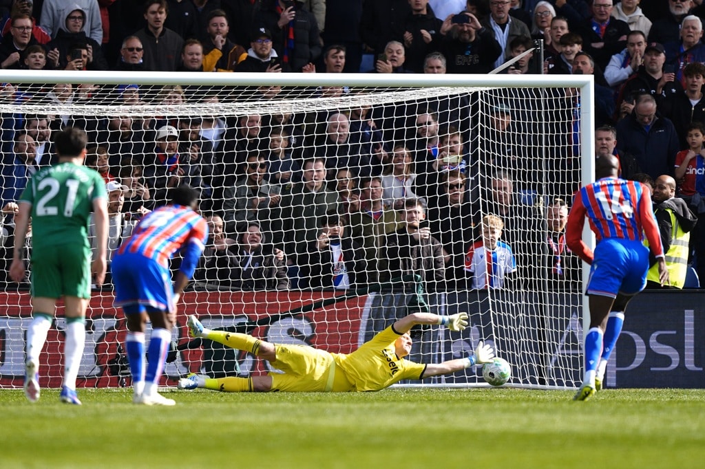 คริสตัล พาเลซ พลิกนรกแซงชนะ นิวคาสเซิล 2-1 คาสนามเซลเฮิสต์พาร์ก