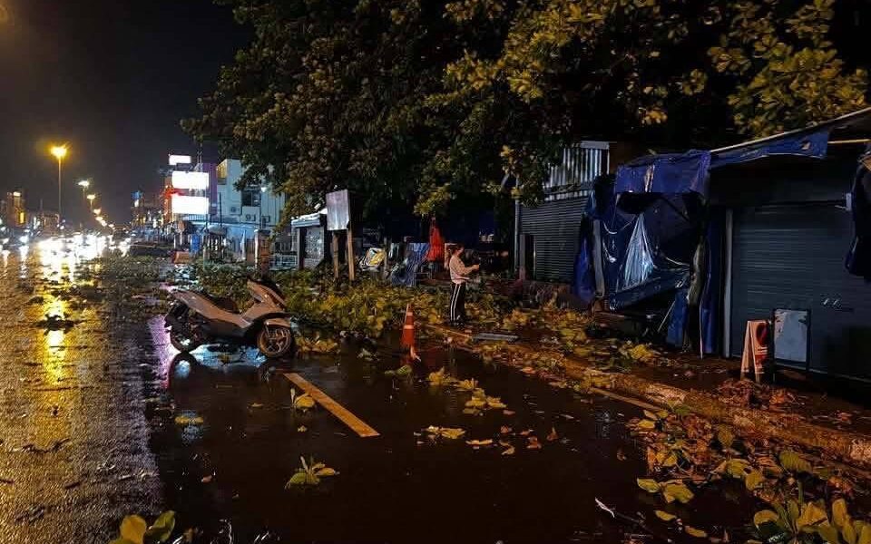 ผู้ว่าราชการจังหวัดเชียงรายสั่งการให้เร่งดำเนินการช่วยเหลือชาวบ้านที่ประสบภัยพายุฤดูร้อนรุนแรง