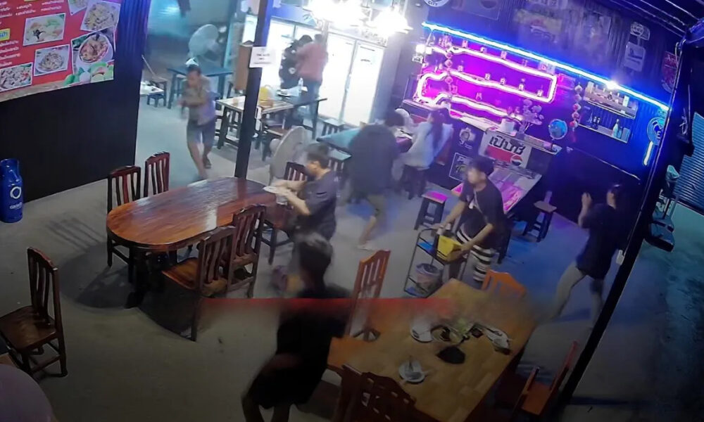 ลูกค้าหนีตาย!! ลมพัดแรงจนประตูร้านอาหารพังเสียหายในแม่สาย จังหวัดเชียงราย