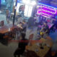 ลูกค้าหนีตาย!! ลมพัดแรงจนประตูร้านอาหารพังเสียหายในแม่สาย จังหวัดเชียงราย