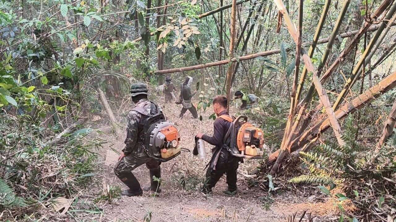 เชียงรายวิกฤต! ทหารผนึกกำลังเจ้าหน้าที่อุทยานฯ ลุยดับไฟป่า “ห้วยหญ้าไซ” ท่ามกลางฝุ่นพิษพุ่งสูง รอลุ้นพายุฤดูร้อนช่วยคลี่คลาย