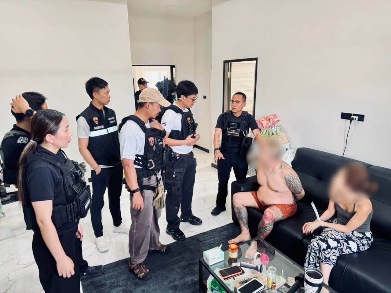 ตำรวจบุกเข้ายึดแหล่งซ่อนตัวของแก๊งมาเฟียจีนในพัทยา! จับกุมผู้ต้องหาได้ 4 ราย