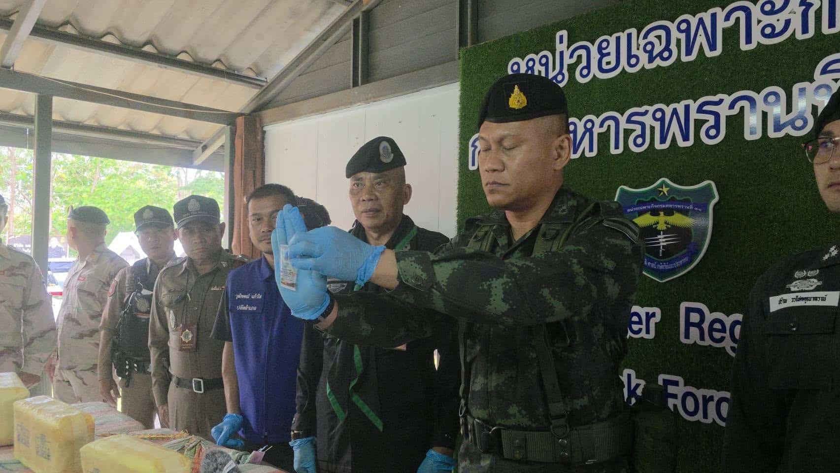 ด่านชายแดนเชียงรายสกัดรถยนต์โตโยต้า ฟอร์จูนเนอร์ ที่บรรทุกยาบ้า 4 ล้านเม็ด