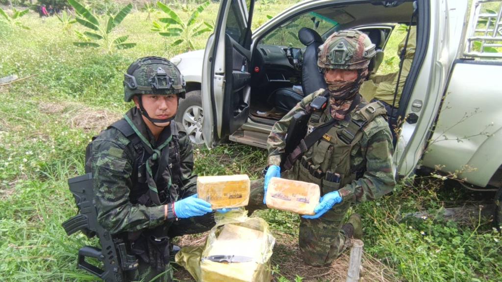 ทหารในเชียงใหม่สกัดรถบรรทุกขนสินค้าลักลอบขนของในไร่กล้วย