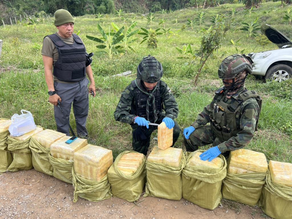 ทหารในเชียงใหม่สกัดรถบรรทุกขนสินค้าลักลอบขนของในไร่กล้วย