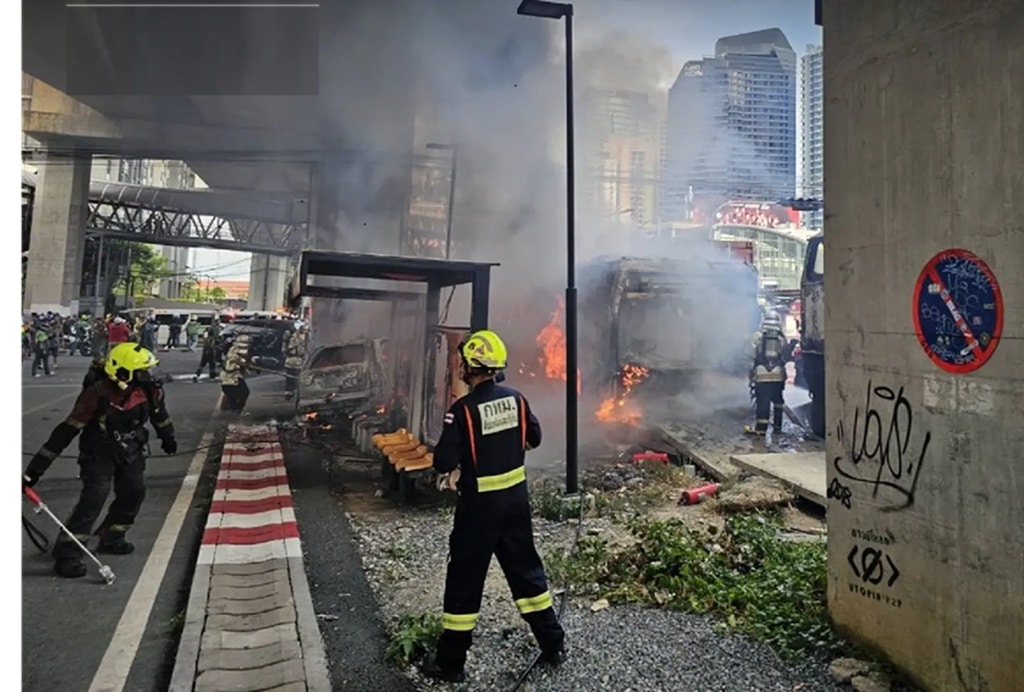 รถไฟบรรทุกสินค้าชนรถบัสในกรุงเทพฯ เสียชีวิต 8 ราย บาดเจ็บ 15 ราย